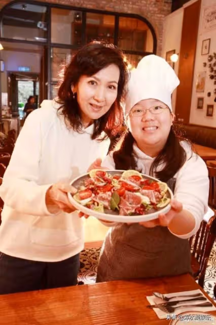 當年遇逼宮失去孩子「被嗆終生不孕」！二婚甜蜜幸福育「不完美養女」 60歲手牽手享受天倫之樂