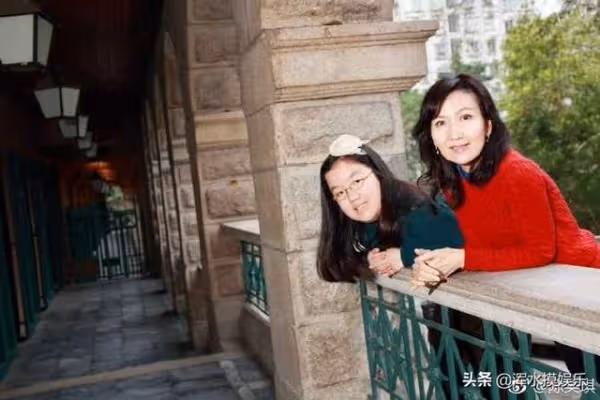 當年遇逼宮失去孩子「被嗆終生不孕」！二婚甜蜜幸福育「不完美養女」 60歲手牽手享受天倫之樂