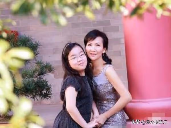 當年遇逼宮失去孩子「被嗆終生不孕」！二婚甜蜜幸福育「不完美養女」 60歲手牽手享受天倫之樂