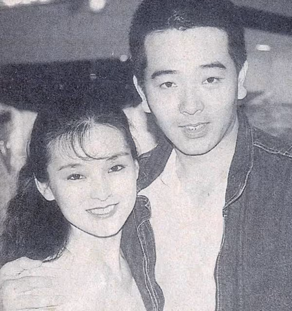 出道37年零緋聞！他為追妻4年不放棄「生日送99朵玫瑰花」　今身無分文：財產都在愛人名下