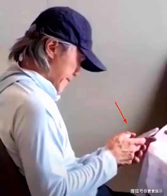 周星馳現身壽司店,和好友吃飯緊盯手機,戴帽子狀態非常好