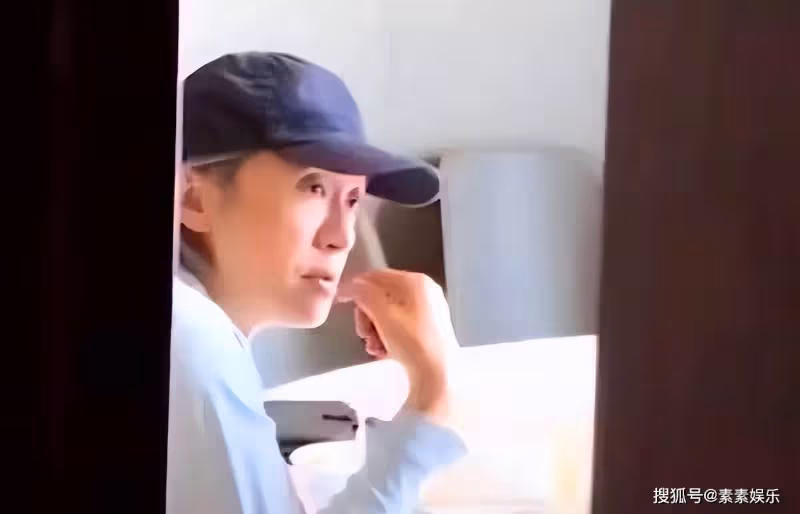 周星馳現身壽司店,和好友吃飯緊盯手機,戴帽子狀態非常好