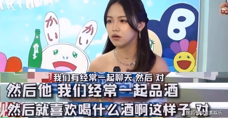 周星馳現身壽司店，和好友吃飯緊盯手機，戴帽子狀態非常好