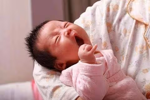 兒子一哭婆婆就進我房去抱,她出來後口袋很鼓,我起疑撕開後傻了