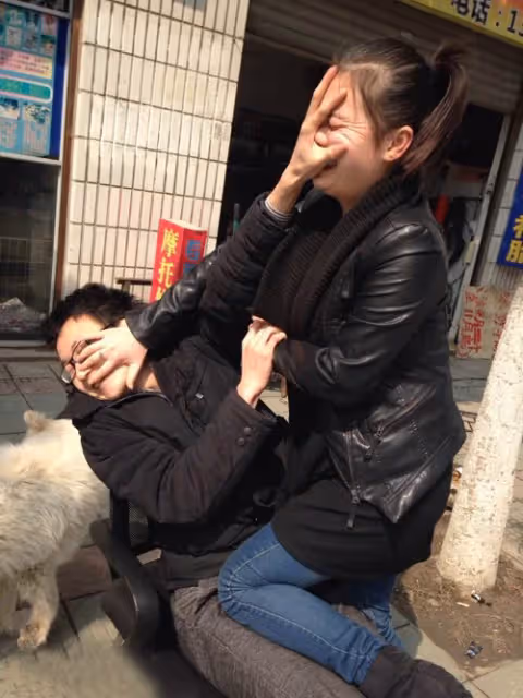兒子一哭婆婆就進我房去抱,她出來後口袋很鼓,我起疑撕開後傻了