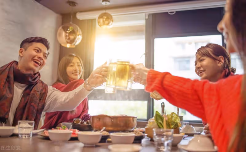 小叔子病危,婆婆要我賣房救人,兒子大怒:他又不是我爸,憑什麼