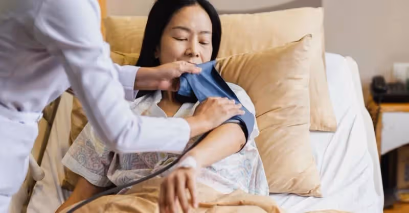我媽剛來我家小住，婆婆就連夜趕了過來，老公：媽，你也曾是女兒