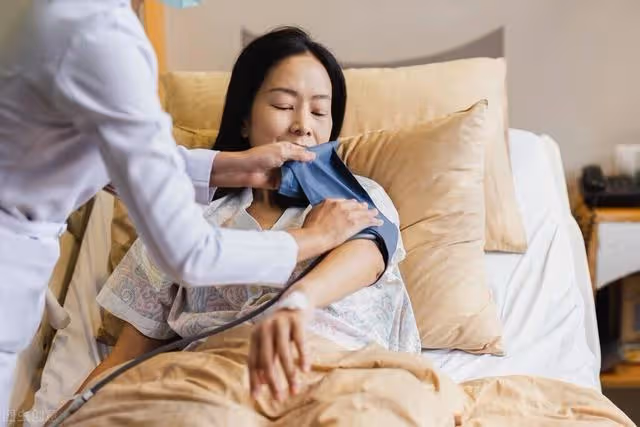 我媽剛來我家小住,婆婆就連夜趕了過來,老公:媽,你也曾是女兒