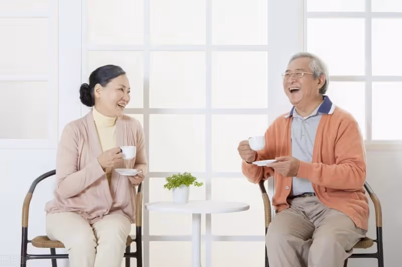 再婚半年,老伴藏起我的身份證:你走了,誰給我全家10口人做飯?