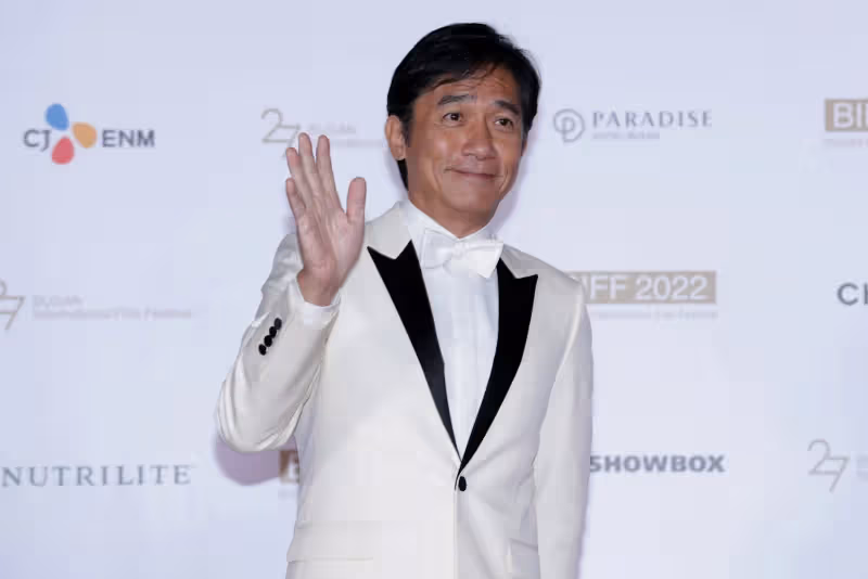 梁朝偉獨自走紅毯露出「緊張神情」　網笑：社恐藏不住