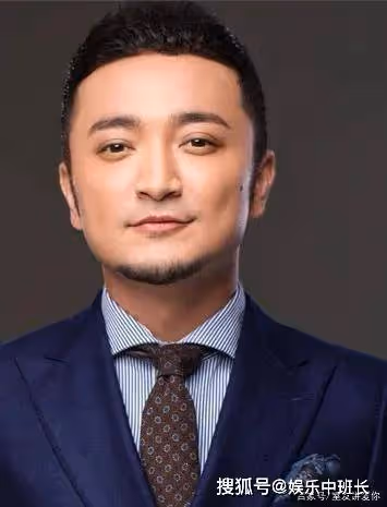 央視主持人尼格買提艷福不淺,老婆是大美人,結婚7年不生孩子