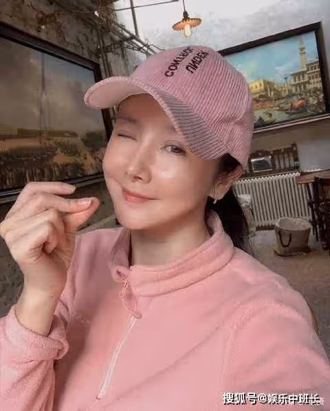 40歲孫菲菲曬近照,臉部僵硬目光呆滯,昔日古裝女神容顏已不在