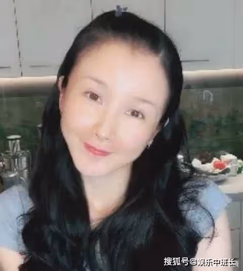40歲孫菲菲曬近照,臉部僵硬目光呆滯,昔日古裝女神容顏已不在