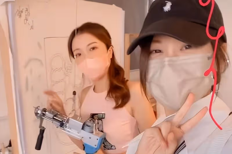 郭嘉文學梁洛施玩繪畫，打扮變得很普通，和閨蜜一起過國慶節