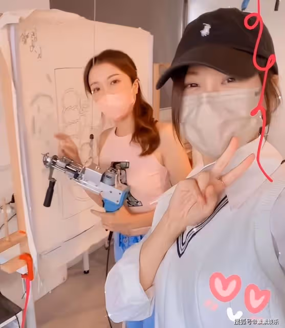 郭嘉文學梁洛施玩繪畫,打扮變得很普通,和閨蜜一起過國慶節