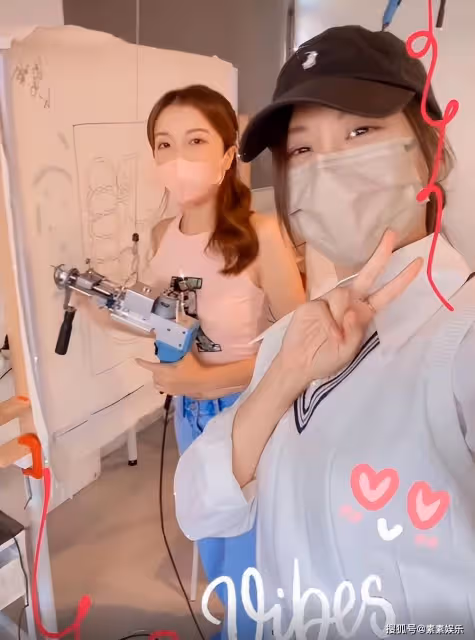 郭嘉文學梁洛施玩繪畫,打扮變得很普通,和閨蜜一起過國慶節