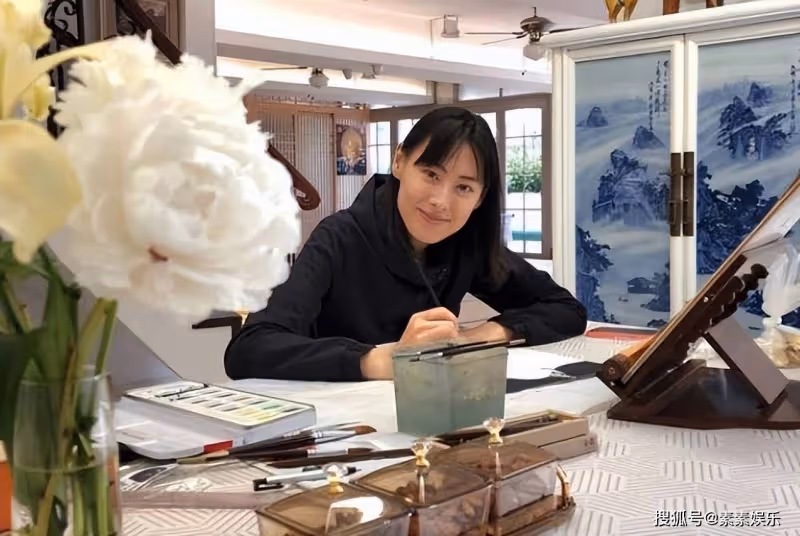郭嘉文學梁洛施玩繪畫,打扮變得很普通,和閨蜜一起過國慶節