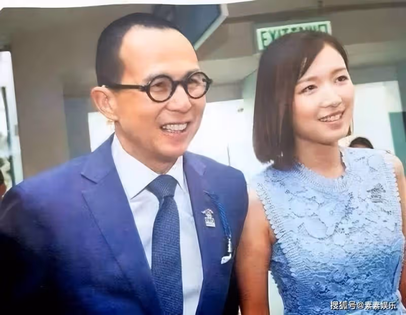 郭嘉文學梁洛施玩繪畫,打扮變得很普通,和閨蜜一起過國慶節