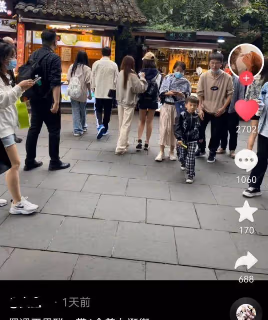 王思聰帶著四位美女逛街,一隻手揣兜里低調打扮,與沉潔同框露出身高
