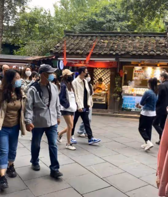 王思聰帶著四位美女逛街,一隻手揣兜里低調打扮,與沉潔同框露出身高