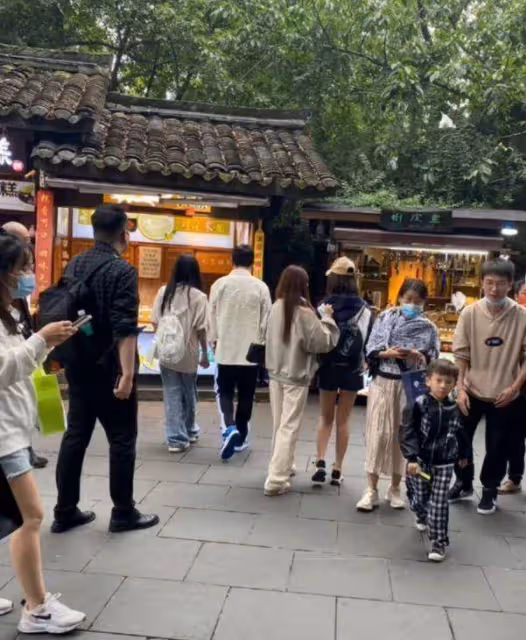 王思聰帶著四位美女逛街,一隻手揣兜里低調打扮,與沉潔同框露出身高