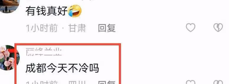 王思聰帶著四位美女逛街,一隻手揣兜里低調打扮,與沉潔同框露出身高