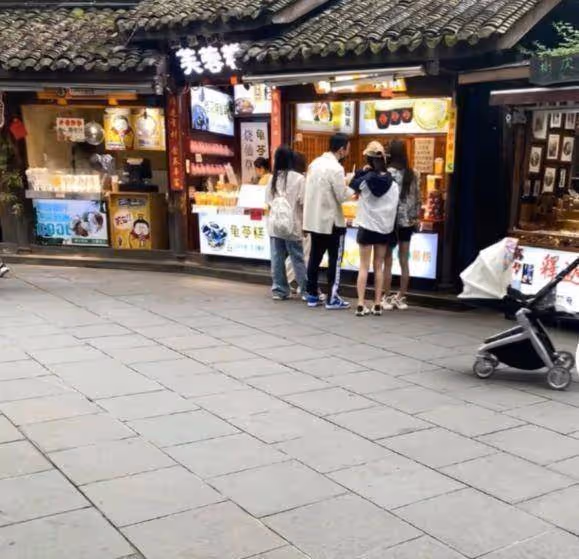 王思聰帶著四位美女逛街,一隻手揣兜里低調打扮,與沉潔同框露出身高