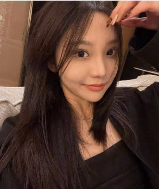 王思聰帶著四位美女逛街，一隻手揣兜里低調打扮，與沉潔同框露出身高