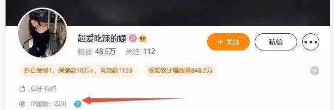王思聰帶著四位美女逛街，一隻手揣兜里低調打扮，與沉潔同框露出身高