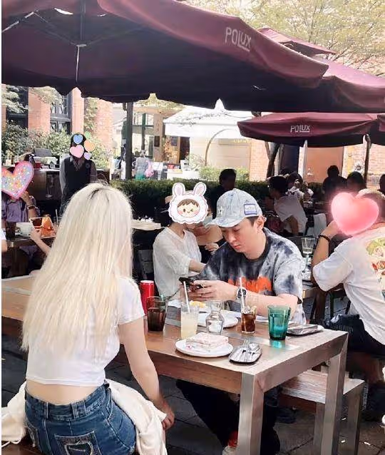 王思聰帶著四位美女逛街，一隻手揣兜里低調打扮，與沉潔同框露出身高