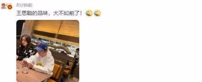 王思聰帶著四位美女逛街，一隻手揣兜里低調打扮，與沉潔同框露出身高