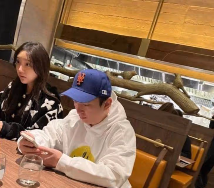 王思聰帶著四位美女逛街，一隻手揣兜里低調打扮，與沉潔同框露出身高