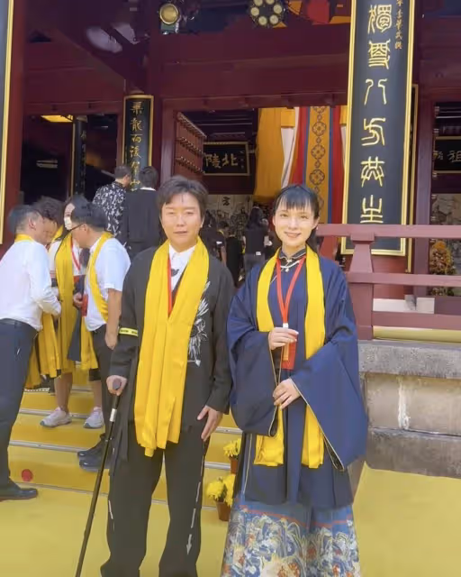 44歲李玉剛拄拐參加皇帝祭典,台階需全程攙扶,身體狀況引人擔憂