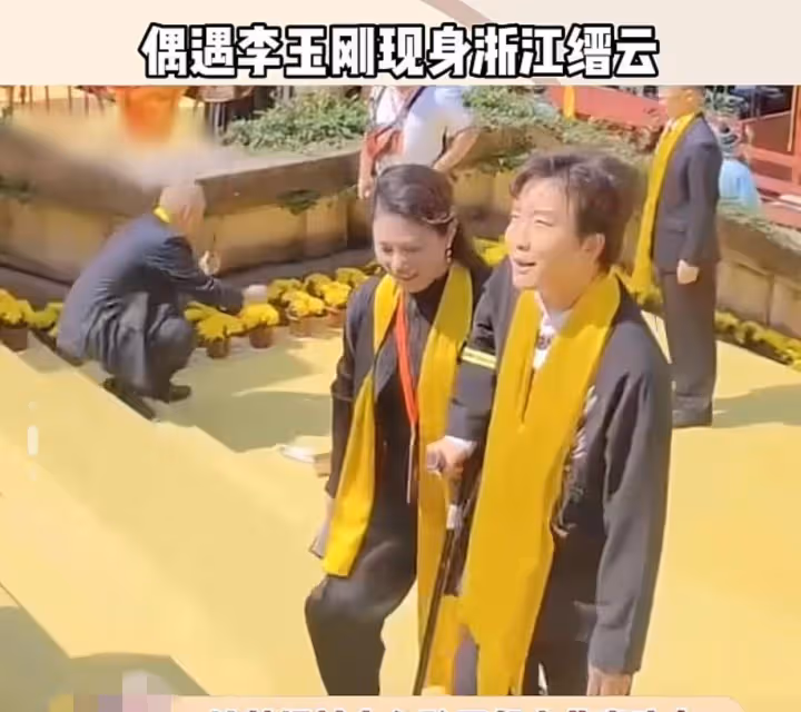44歲李玉剛拄拐參加皇帝祭典,台階需全程攙扶,身體狀況引人擔憂