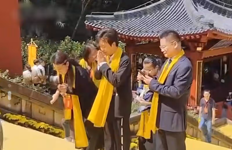 44歲李玉剛拄拐參加皇帝祭典,台階需全程攙扶,身體狀況引人擔憂