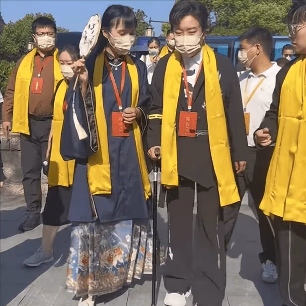 44歲李玉剛拄拐杖參加祭典 艱難爬台階需人攙扶