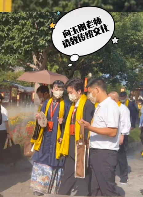 44歲李玉剛拄拐杖參加祭典 艱難爬台階需人攙扶