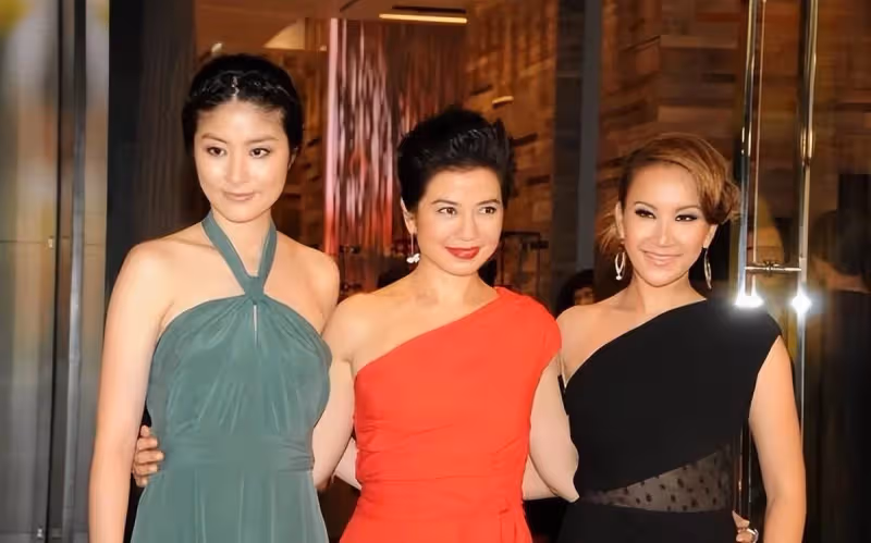 「香港瑪麗蓮夢露」鐘楚紅，無兒無女更懂保養，與差20多歲的女歌手同框，絲毫沒輸