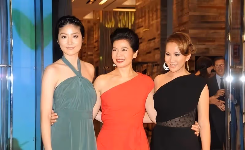 「香港瑪麗蓮夢露」鐘楚紅，無兒無女更懂保養，與差20多歲的女歌手同框，絲毫沒輸