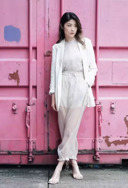 「香港瑪麗蓮夢露」鐘楚紅，無兒無女更懂保養，與差20多歲的女歌手同框，絲毫沒輸