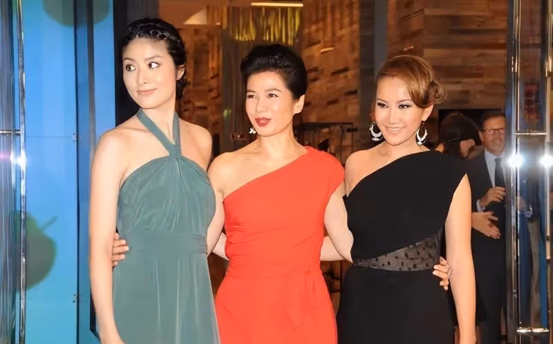 「香港瑪麗蓮夢露」鐘楚紅，無兒無女更懂保養，與差20多歲的女歌手同框，絲毫沒輸