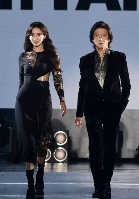 48歲林志玲「日本復出首秀」！一襲蕾絲裙同框木村拓哉，風情美艷太有CP感