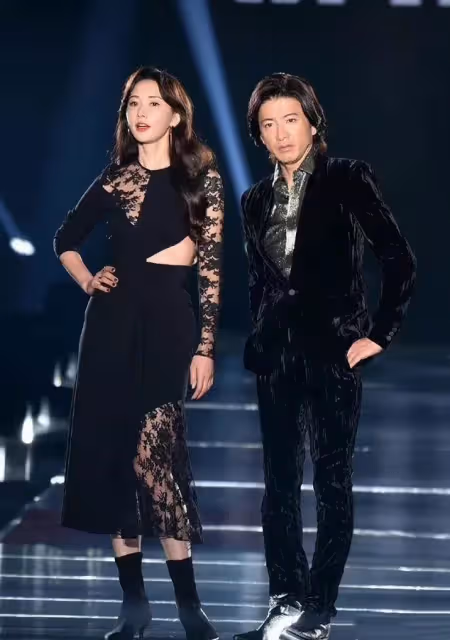 48歲林志玲「日本復出首秀」！一襲蕾絲裙同框木村拓哉，風情美艷太有CP感