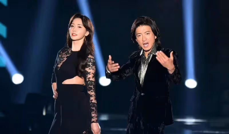 48歲林志玲「日本復出首秀」！一襲蕾絲裙同框木村拓哉，風情美艷太有CP感