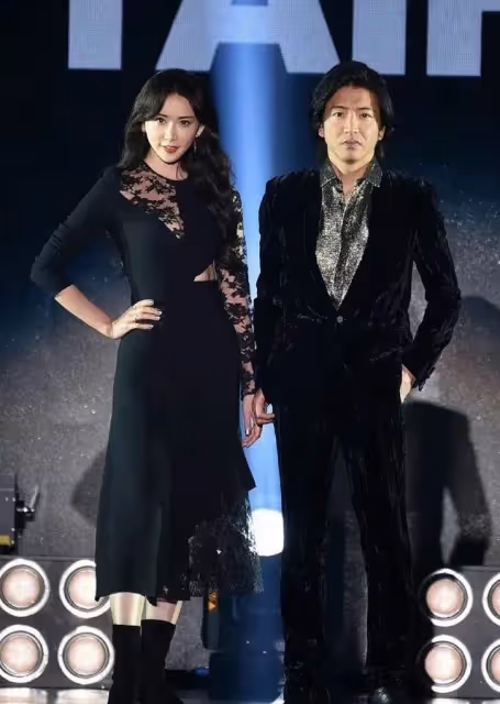 48歲林志玲「日本復出首秀」！一襲蕾絲裙同框木村拓哉，風情美艷太有CP感