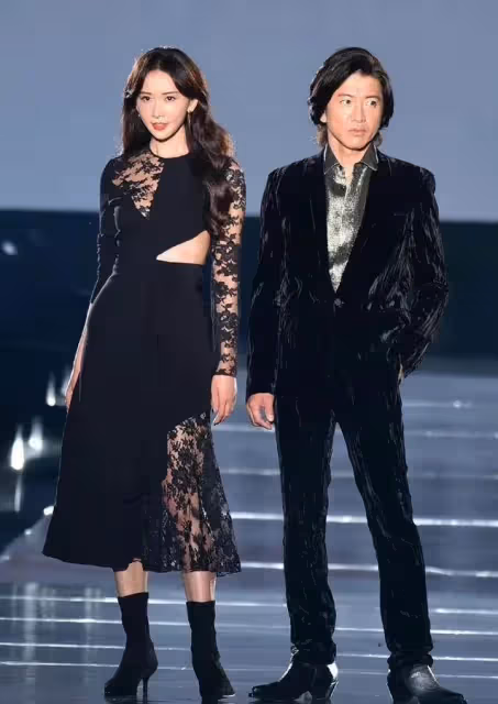 48歲林志玲「日本復出首秀」！一襲蕾絲裙同框木村拓哉，風情美艷太有CP感