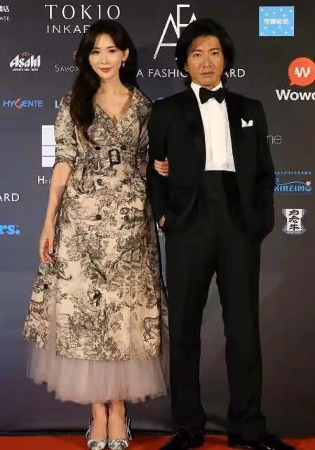 48歲林志玲「日本復出首秀」！一襲蕾絲裙同框木村拓哉，風情美艷太有CP感
