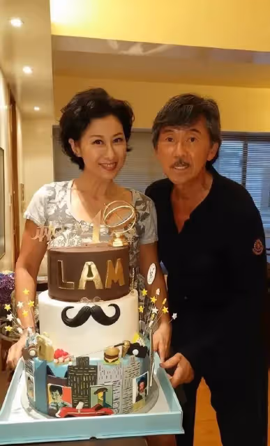 白髪不再染黑！「61歲葉倩文」從容面對歲月，卻更有味道，趕時髦穿著克萊因藍，滿頭白髪也美