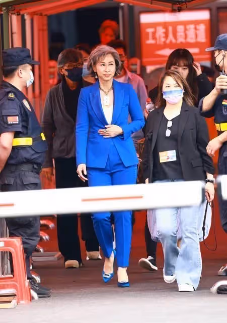 白髪不再染黑！「61歲葉倩文」從容面對歲月，卻更有味道，趕時髦穿著克萊因藍，滿頭白髪也美