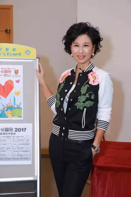 白髪不再染黑！「61歲葉倩文」從容面對歲月，卻更有味道，趕時髦穿著克萊因藍，滿頭白髪也美